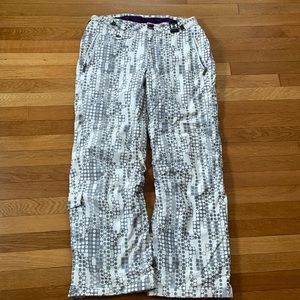 Under armour snow pants worn once. Perfect condition.